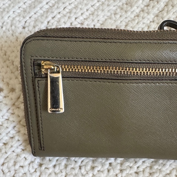 💥HOST PICK 💥Coach Sage Green Wristlet Clutch - Picture 5 of 16